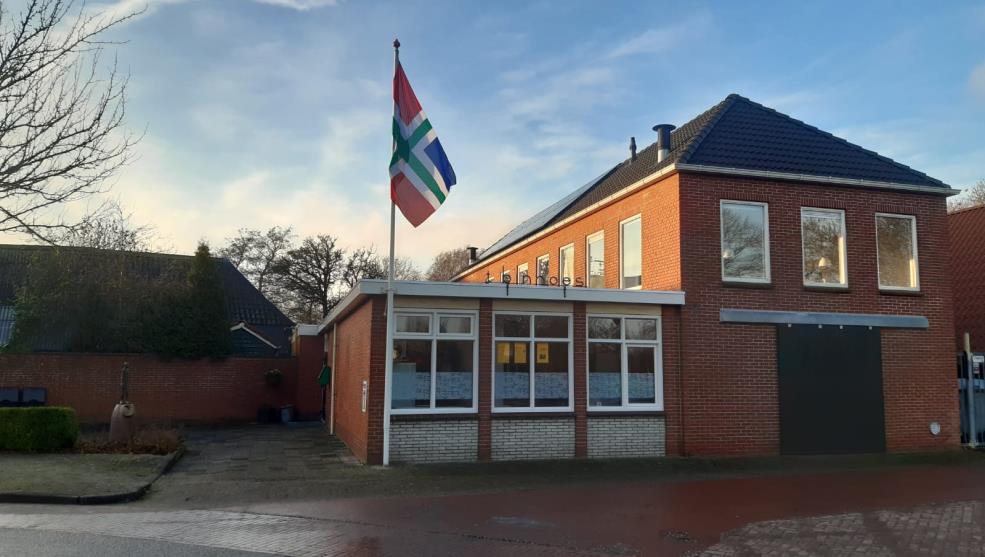 foto binhoes met nieuwe vlag